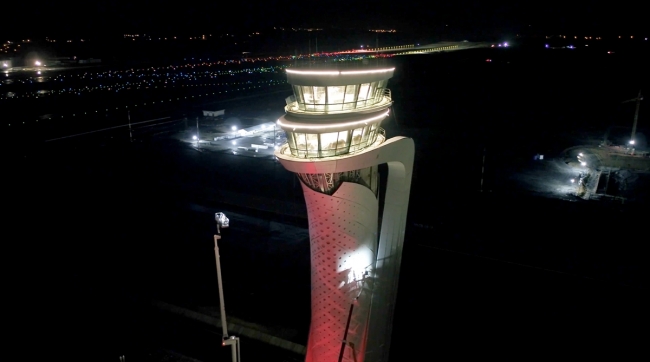 ‘Lale Kule’ Türk Bayrağı renklerine büründü